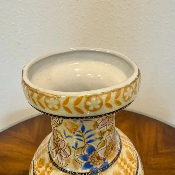 Japanese Satsuma Geisha Girl Porcelain Vase 9 1/2 Inches - Picture 6 of 10